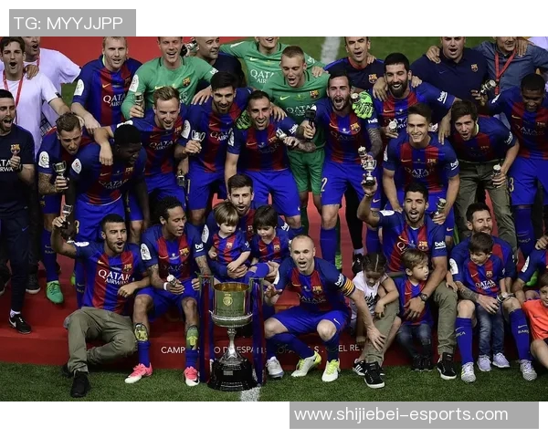 世界足球巨星齐聚一堂 经典阵容图呈现全球顶级球员风采 世界足球巨星齐聚一堂 经典阵容图呈现全球顶级球员风采